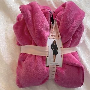 NWT Victoria’s Secret short plush robe